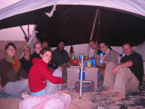 Sous tente mauritanienne, à l'abri du vent